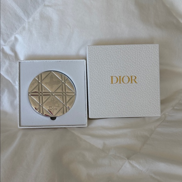 Dior Silver Compact with White Box - Picture 1 of 4